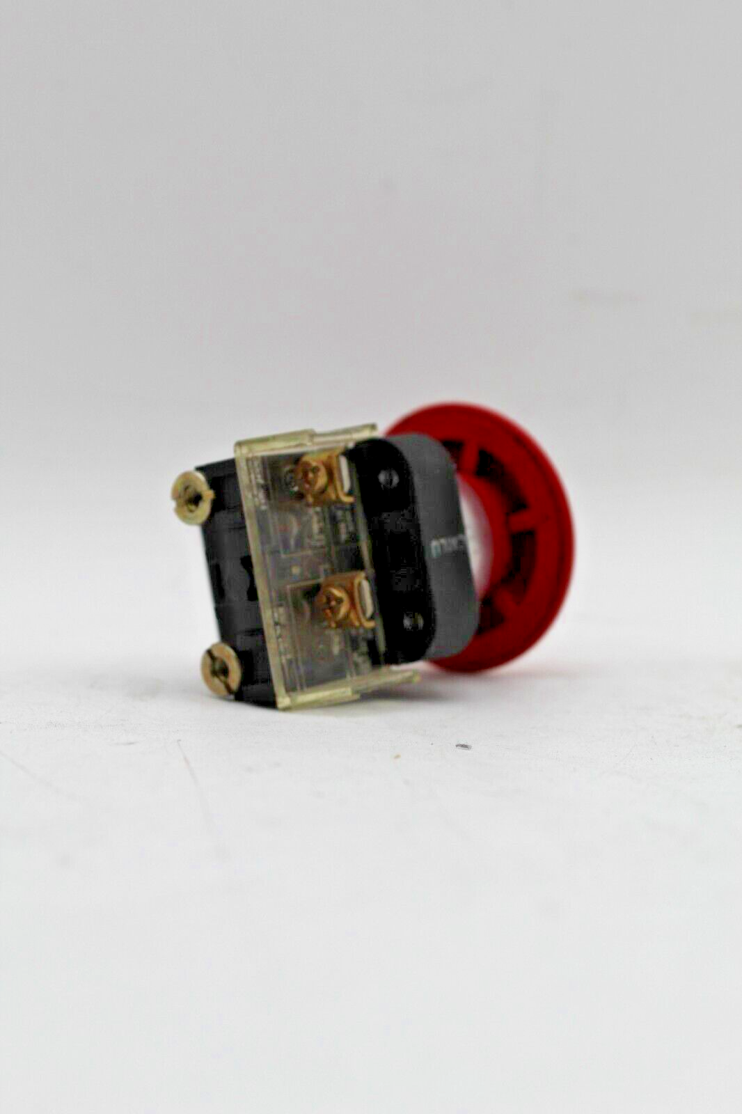 Allen-Bradley 800T-FXT D4 2-Position Red Push Button