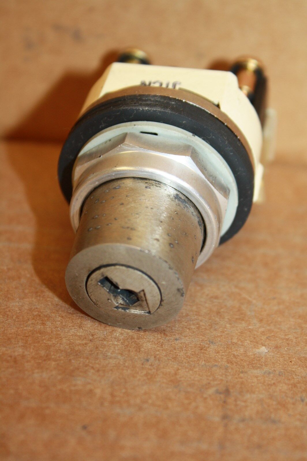 ALLEN-BRADLEY 800T-H42 SELECTOR SWITCH NO KEY