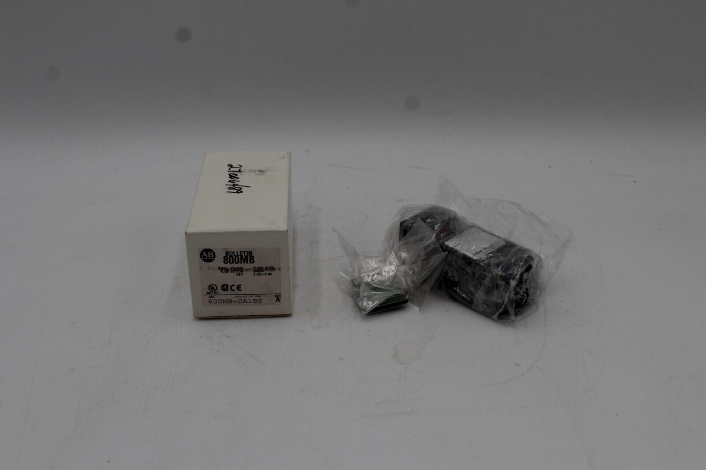 Allen-Bradley 800MB-CA1BS Small Square Push Button
