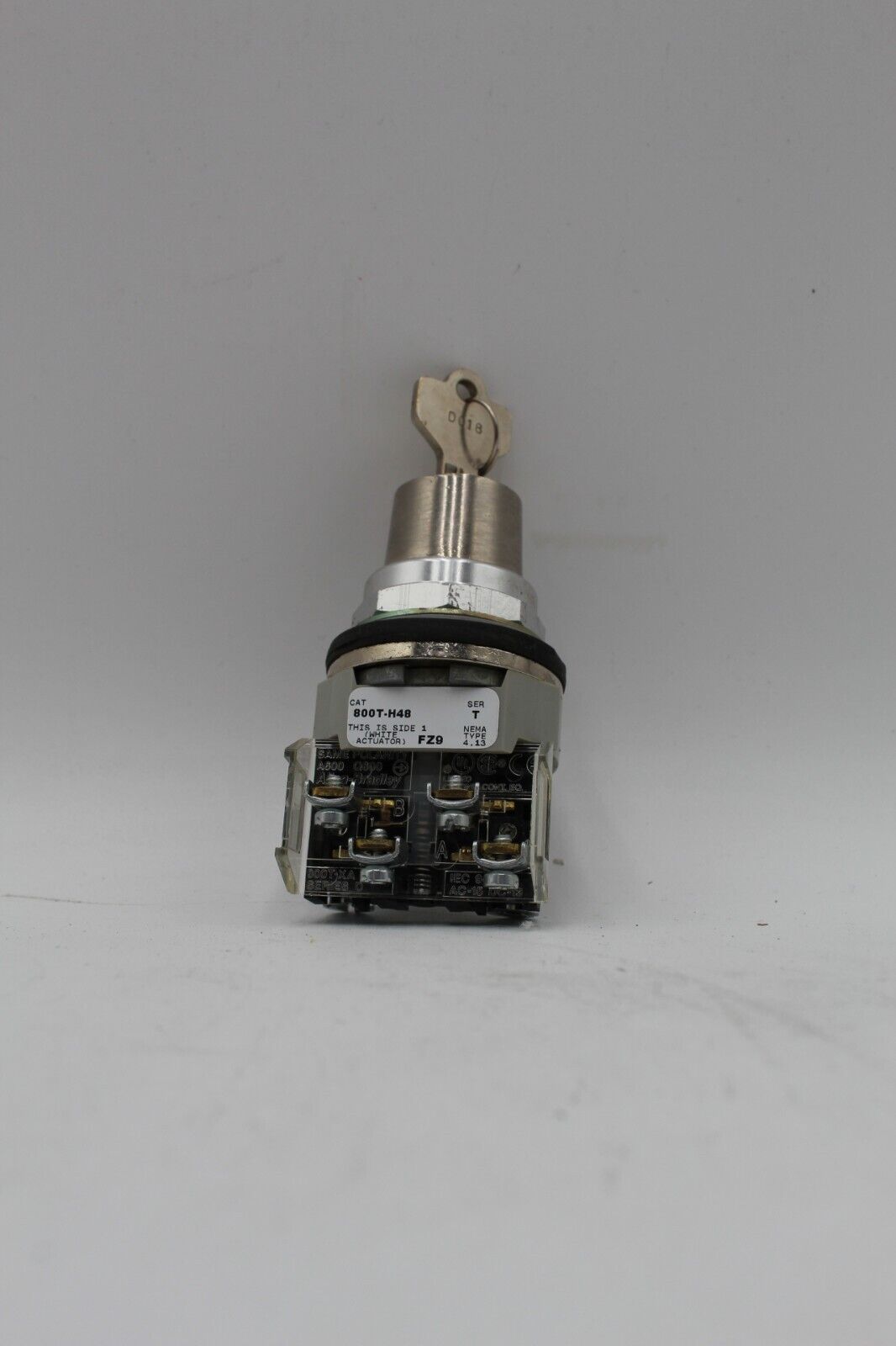 Allen-Bradley 800T-H48 2-Position Keyed Selector Switch