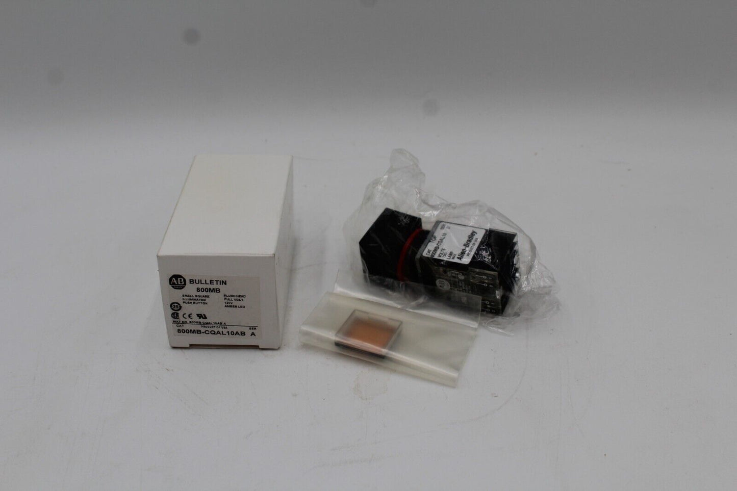Allen-Bradley 800MB-CQAL10AB Small Square Illuminated Push Button