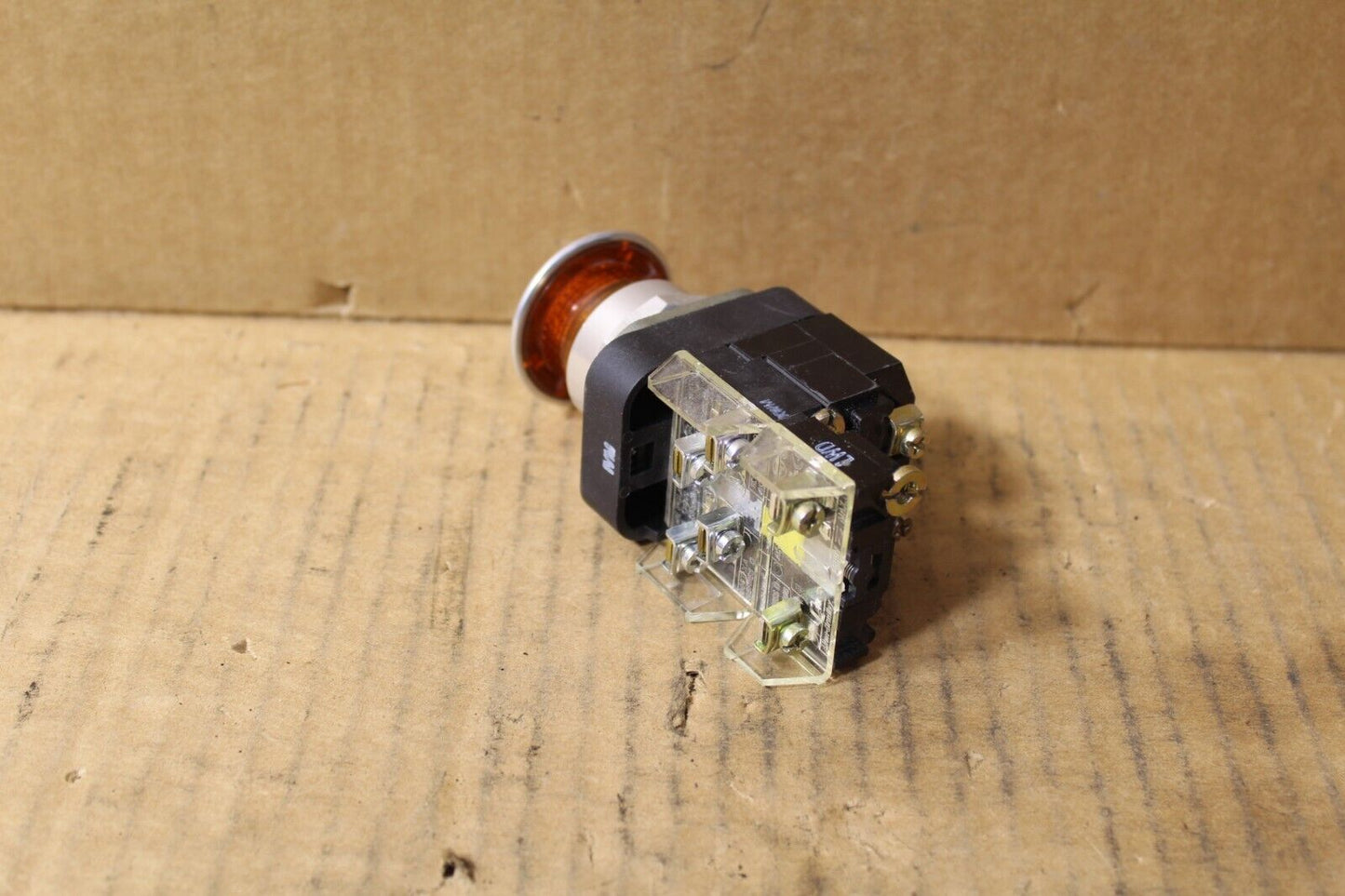 Allen-Bradley 800T-FXP16 D4 Amber Mushroom Push Button