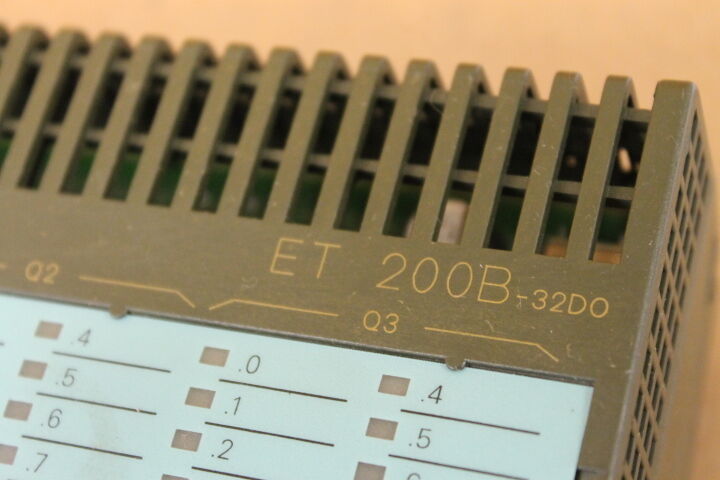 SIEMENS ET200B-32DO BLOCK/OUTPUT 6ES7 132-0BL01-0XB0 AND 6ES7 193-0CB10-0XA0