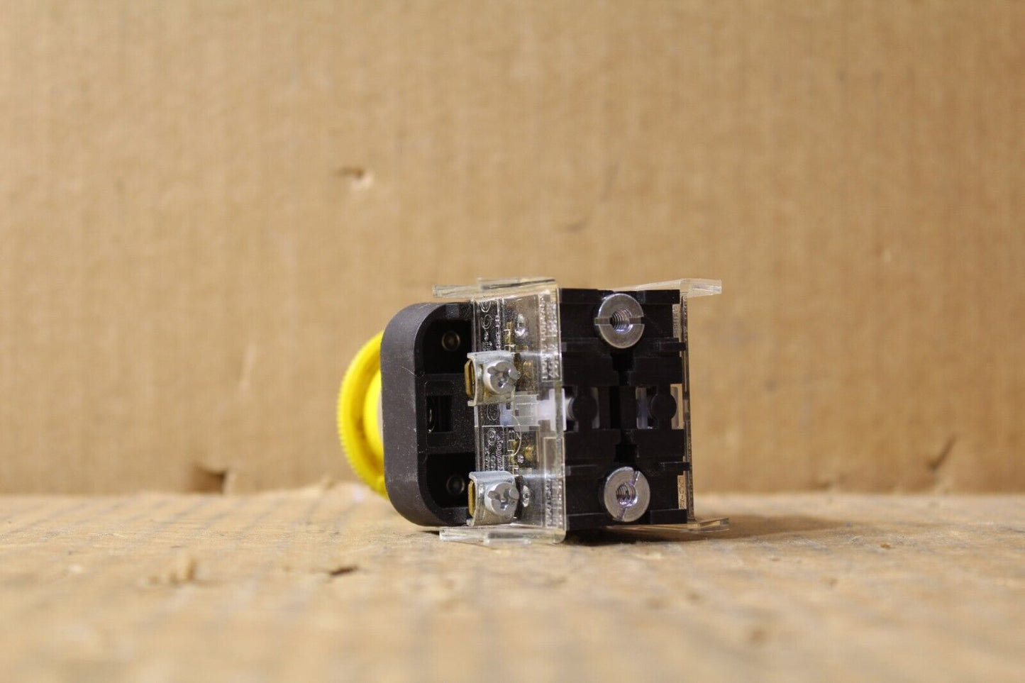 Allen-Bradley 800T-FX6A5 Yellow Twist Button