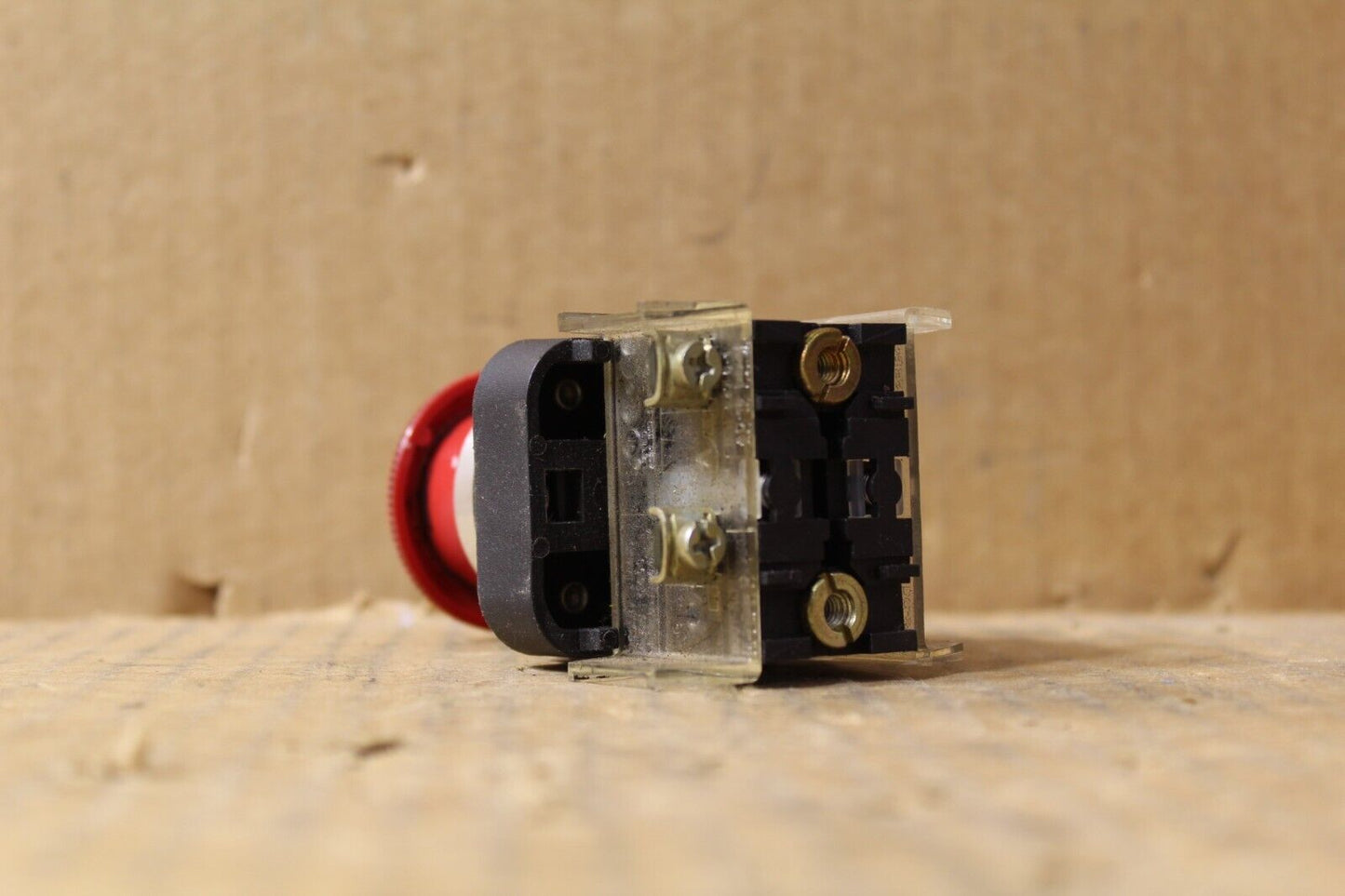 Allen-Bradley 800T-FXTA1 Red Twist Push Button