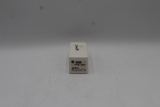 Allen-Bradley 800MB-CA1BS Small Square Push Button