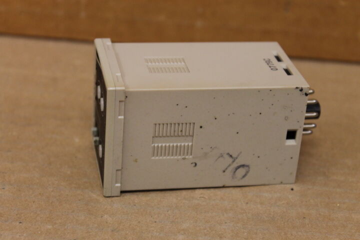 OMRON E2CA-AN4D AMPLIFIER