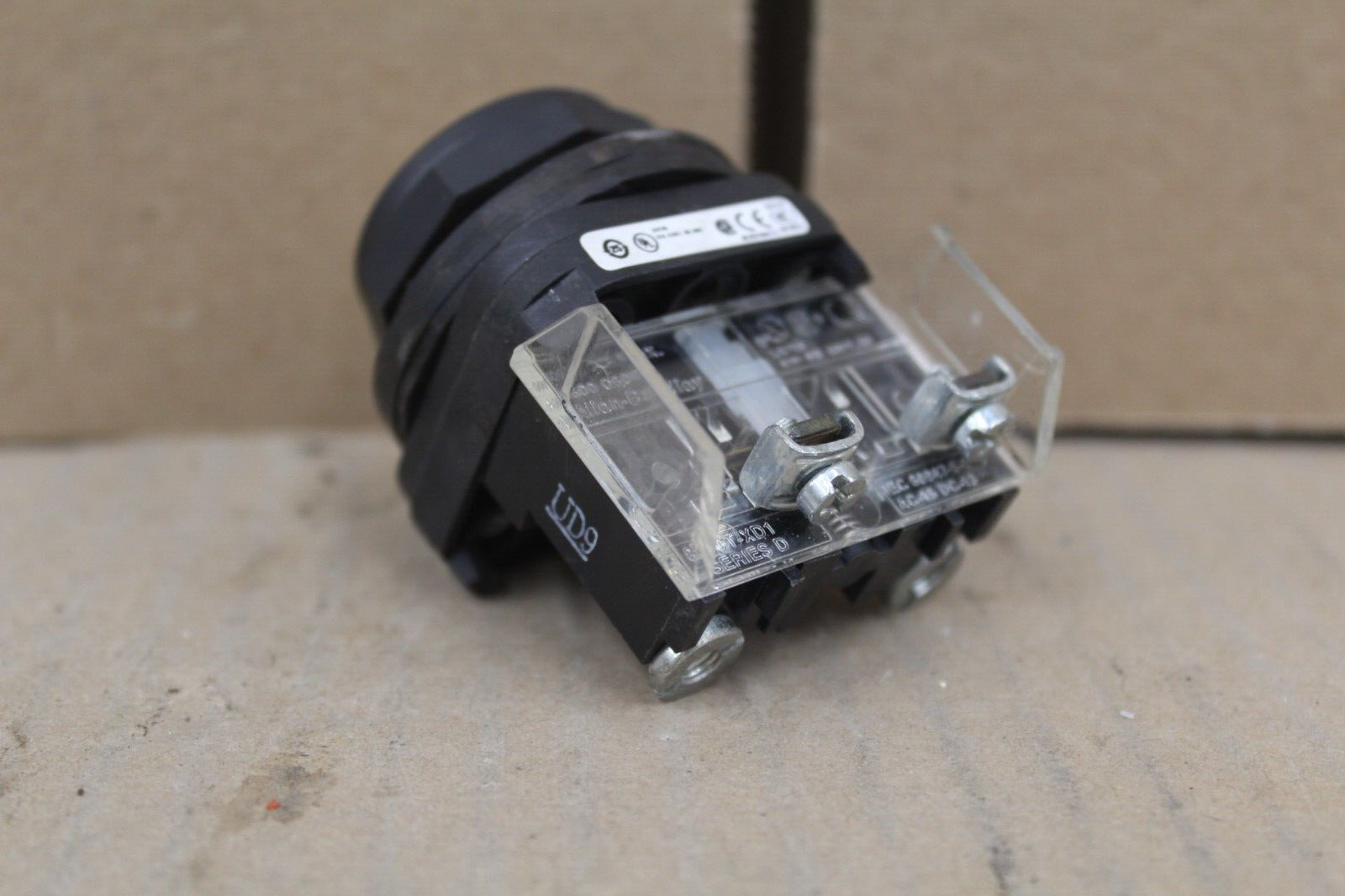 Allen Bradley 800H-AR9D1 Yellow Push Button