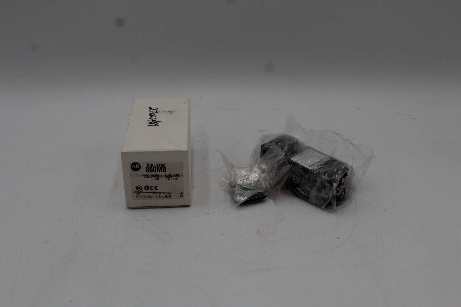 Allen-Bradley 800MB-CA1BS Small Square Push Button