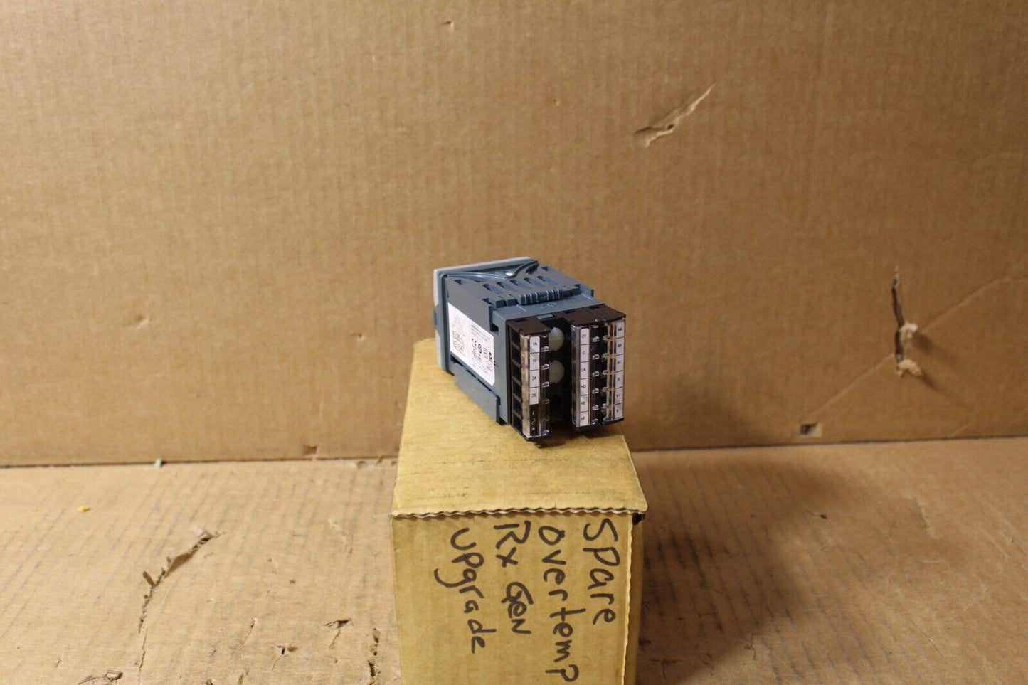 Eurotherm 3216I/FM/VH/RRXX/R/4XL/S/ENG/ENG F0956  Temperature Controller