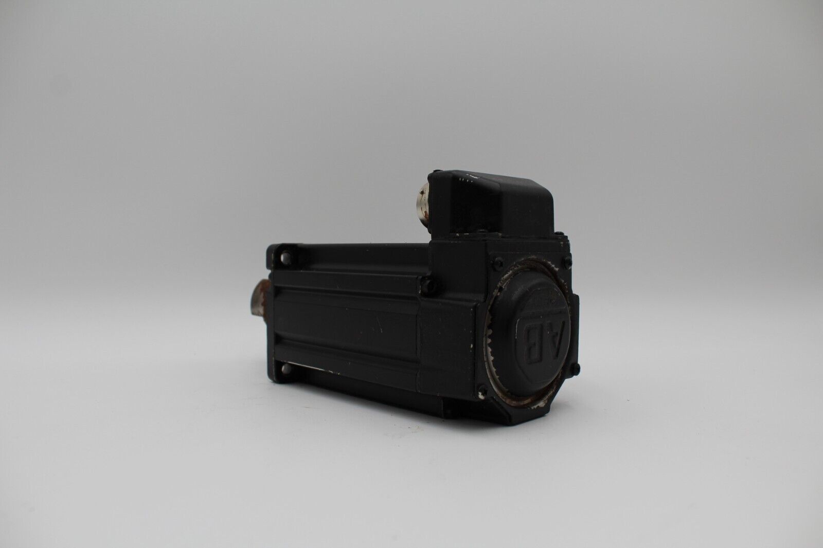 Allen-Bradley MPL-B330P-MJ22AA Servo Motor (Rust on Spinning Gear)
