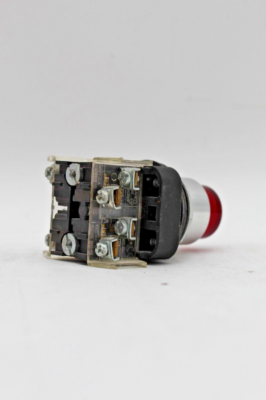 Allen-Bradley 800T-QB24R Red Momentary Contact Push Button