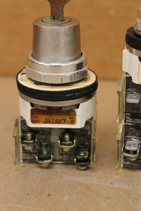 ALLEN-BRADLEY 800T-J41KE7 SER. N SWITCH