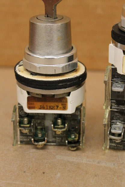 ALLEN-BRADLEY 800T-J41KE7 SER. N SWITCH