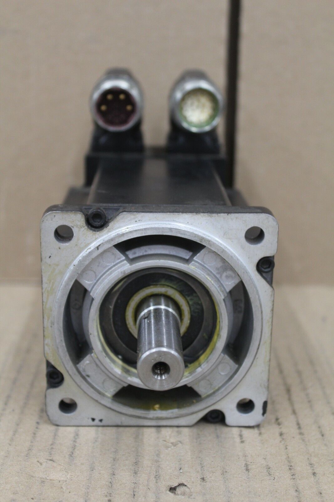 Allen Bradley MPL-B320P-MK72AA Motor