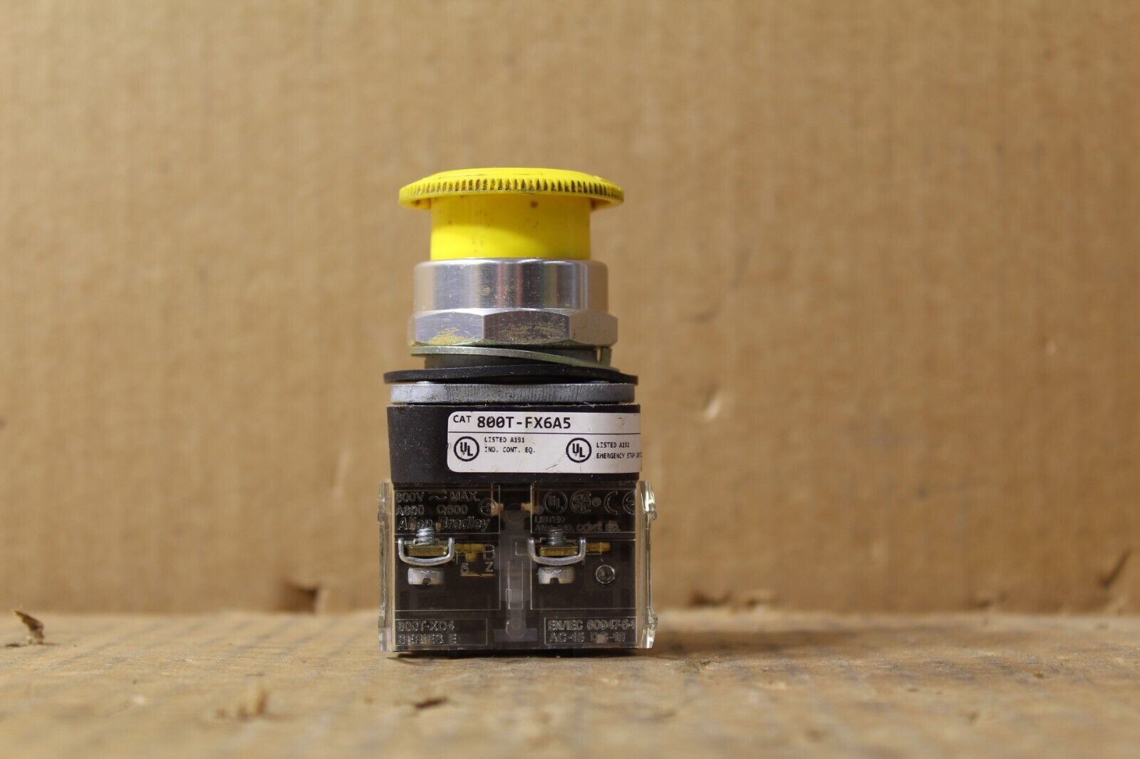 Allen-Bradley 800T-FX6A5 Yellow Twist Button