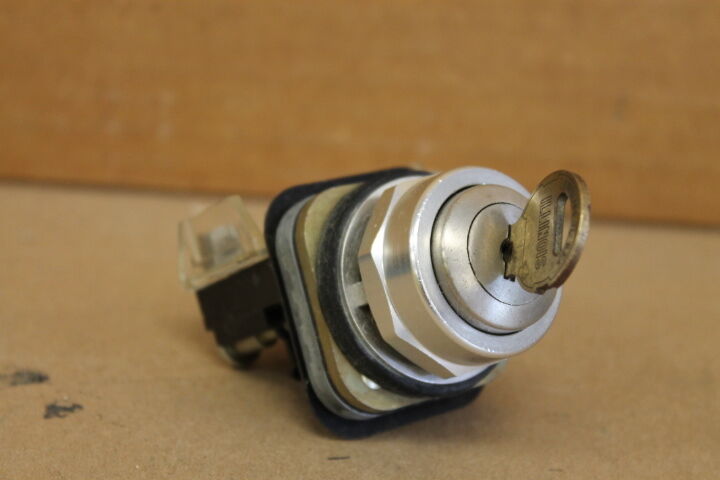 ALLEN BRADLEY 800T-E14 SER P SELECTOR SWITCH 