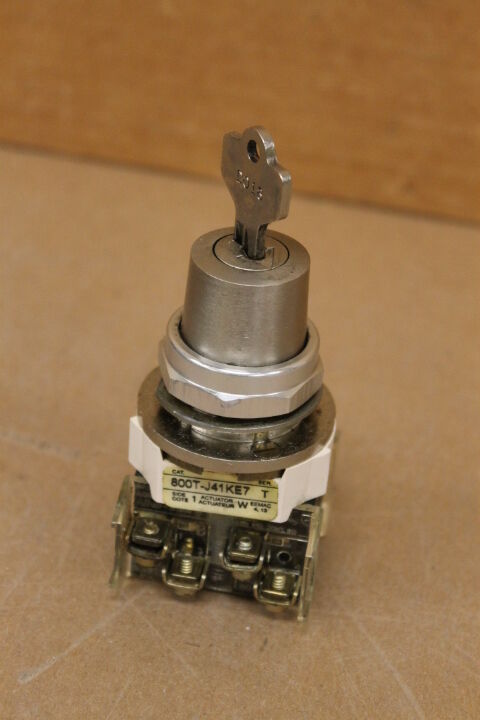 ALLEN-BRADLEY 800T-J41KE7 SER. T SWITCH WITH KEY