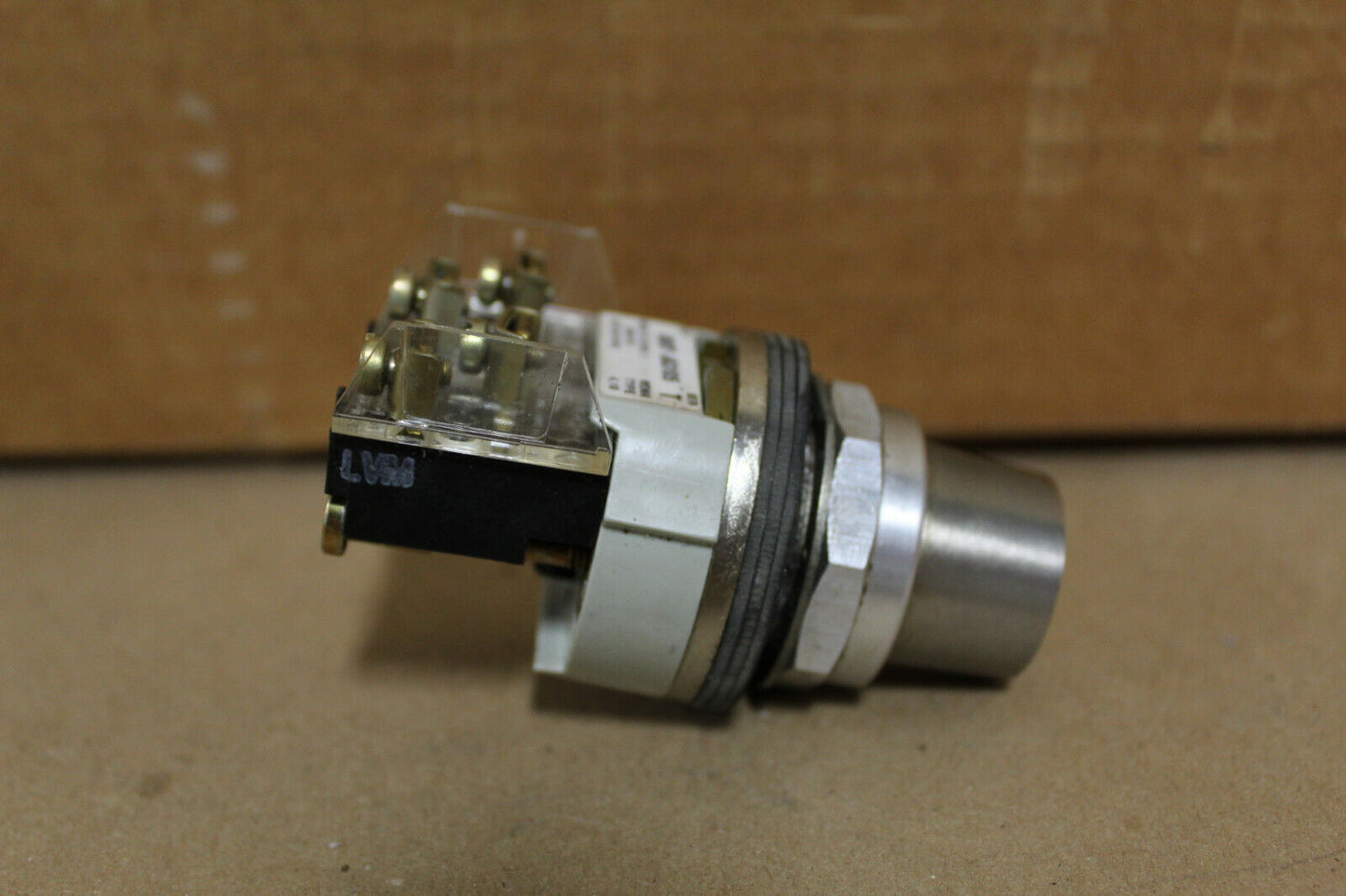 Allen-Bradley 800T-J63105 Ser. T Keyed Selector Switch *No Key*