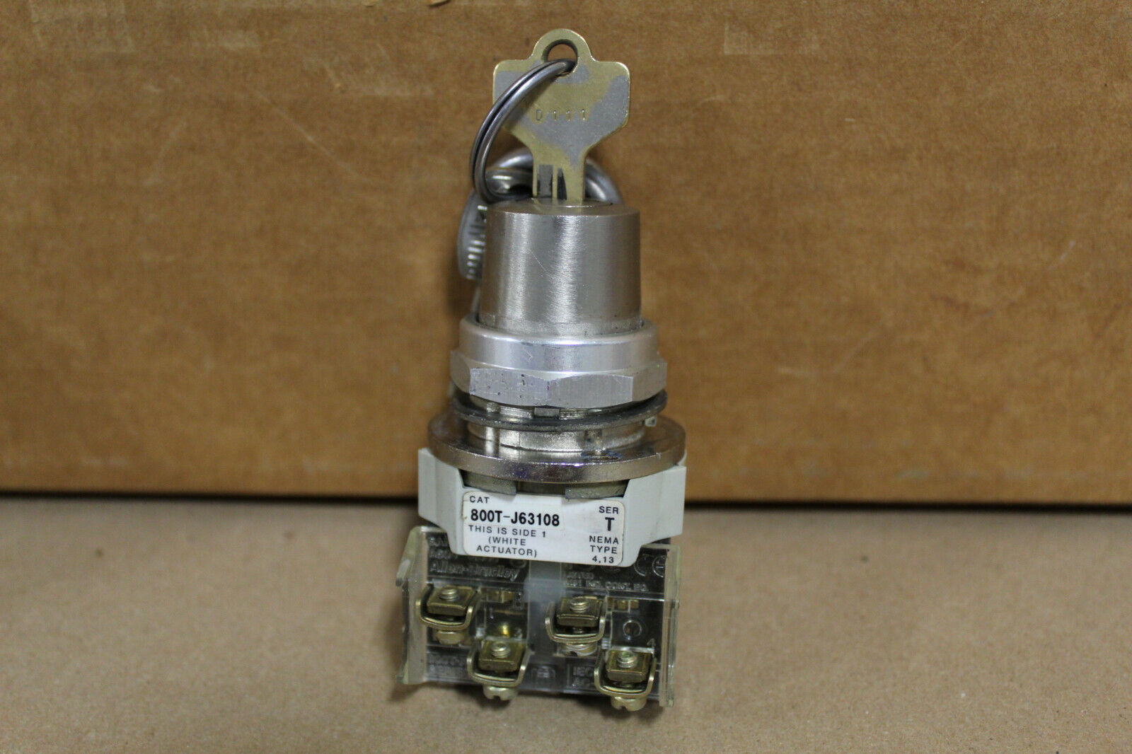 Allen-Bradley 800T-J63108 Ser. T Keyed Selector Switch