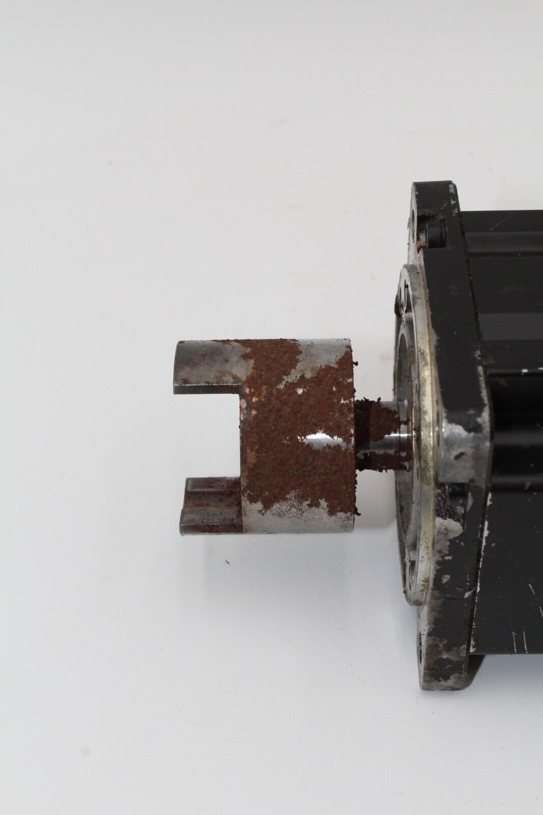 Allen-Bradley MPL-B330P-MJ22AA Servo Motor (Rust on Spinning Gear)