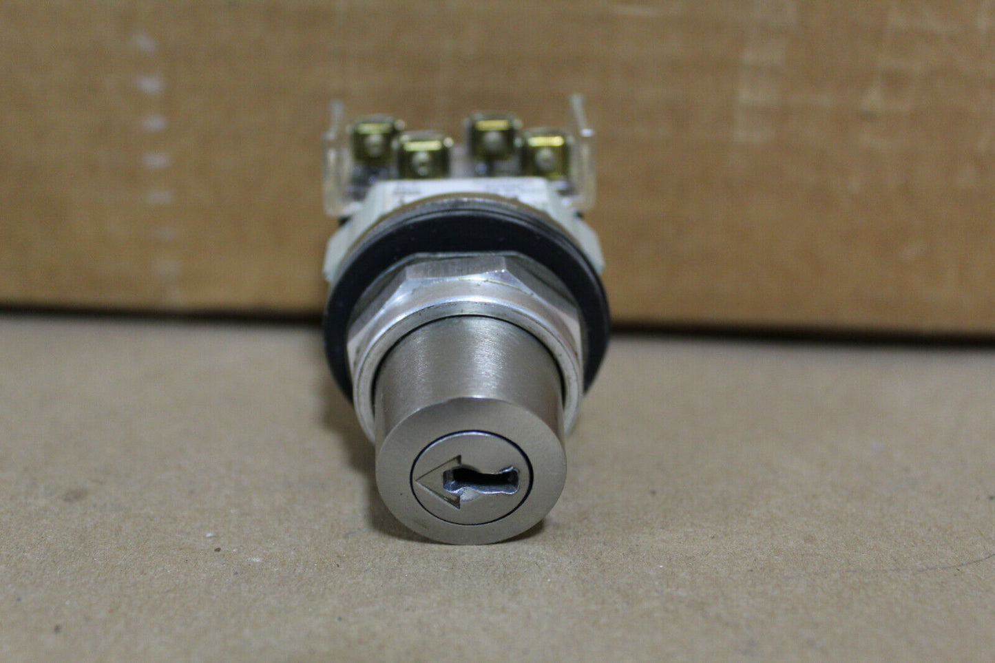 Allen-Bradley 800T-J63105 Ser. T Keyed Selector Switch *No Key*