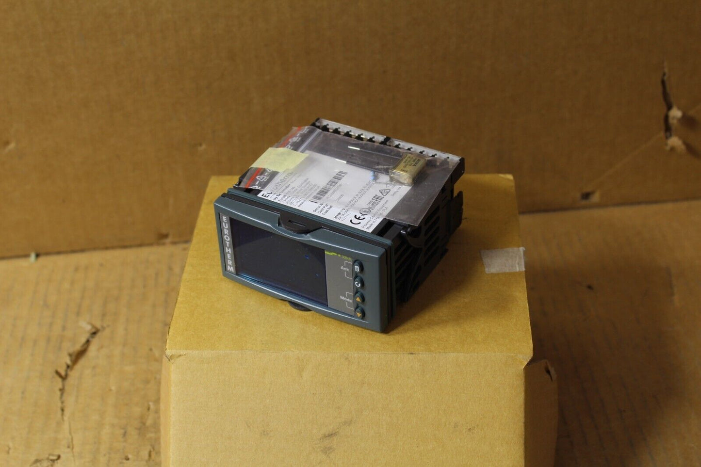 Eurotherm 32H8I/FM/VH/RXXX/R/XXX/G/ENG/ENG   Temperature Controller